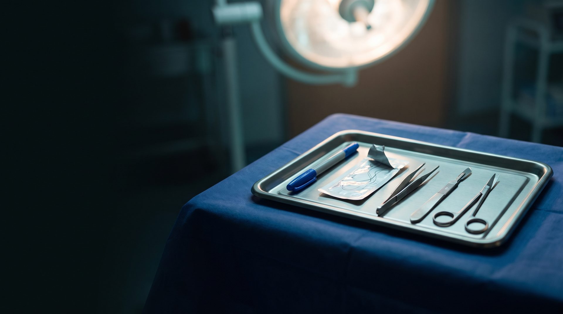 Bandeja com caneta de marcação, fio fino e instrumentos delicados usados na plástica de bolsa escrotal (escrotoplastia) — Dr. Fernando Leone, urologista em BH